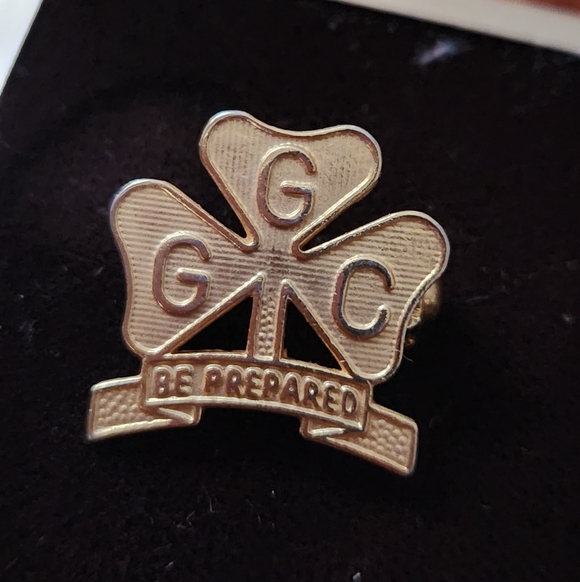 Girl Guide Pin - Picture 1 of 2